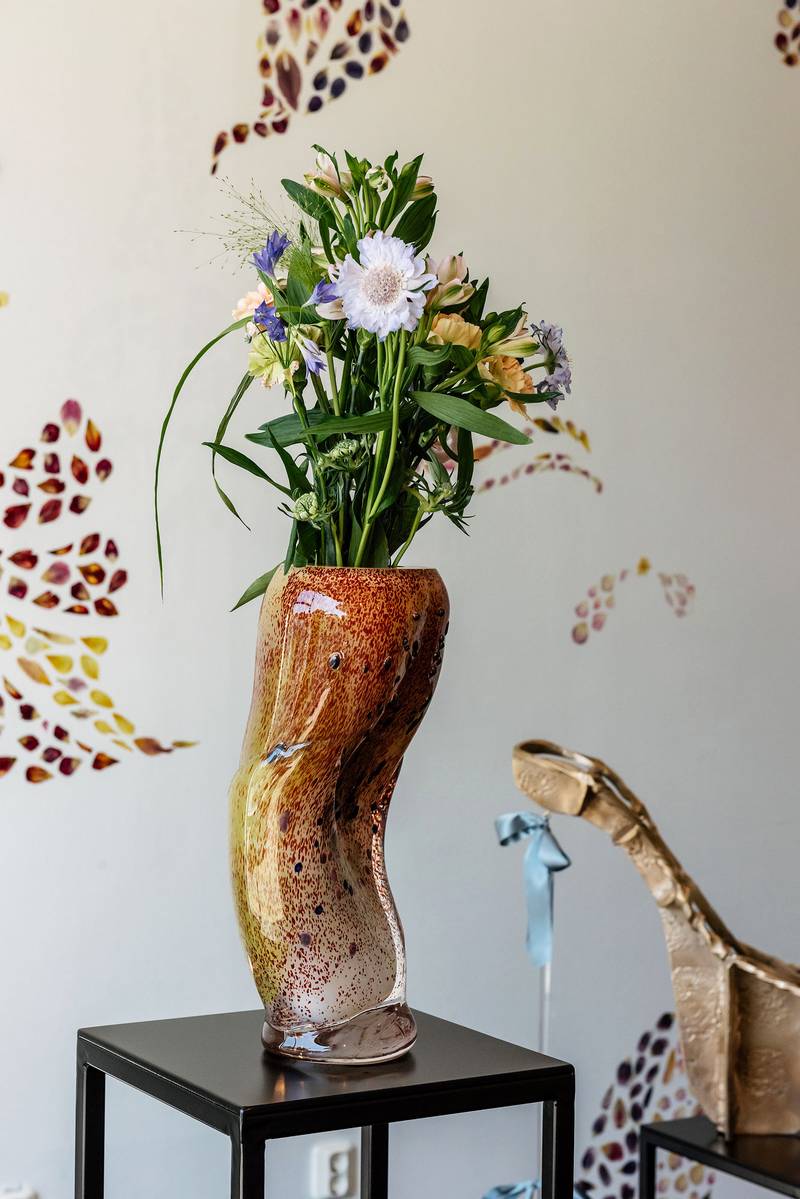 Man Yau, Ornament: Mouth-blown glass, flowers 40 x 15 x 20 cm, 2021. Photo: AnnaCarin Isaksson.