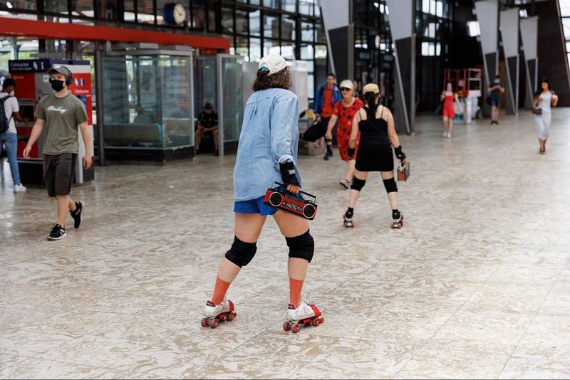 *Black masks on roller skates*, 2022 | Photo: Frank Sperling