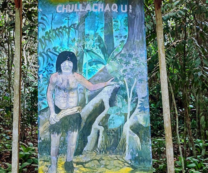 Photograph of a sign depicting a graphic representation of an Indigenous Amazonian figure in a natural park on the outskirts of Pucallpa. © Arcaica ry.