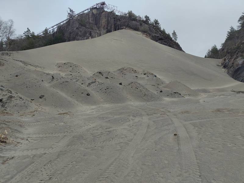 Tailings pile behind Sandbekk mine, 11/04/2025