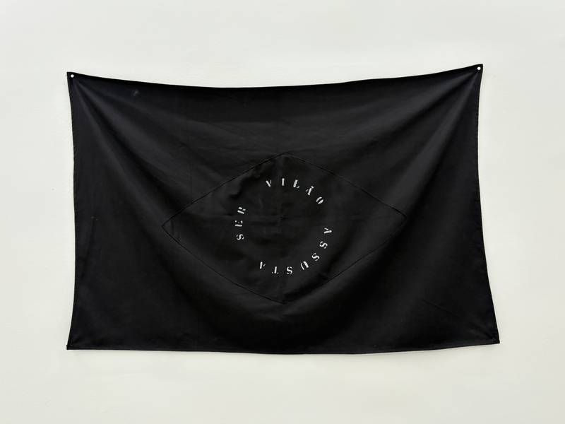 Ser Vilão Assusta - Bandeira Preta (2022), by Guto Oca. Photo by Celeste.