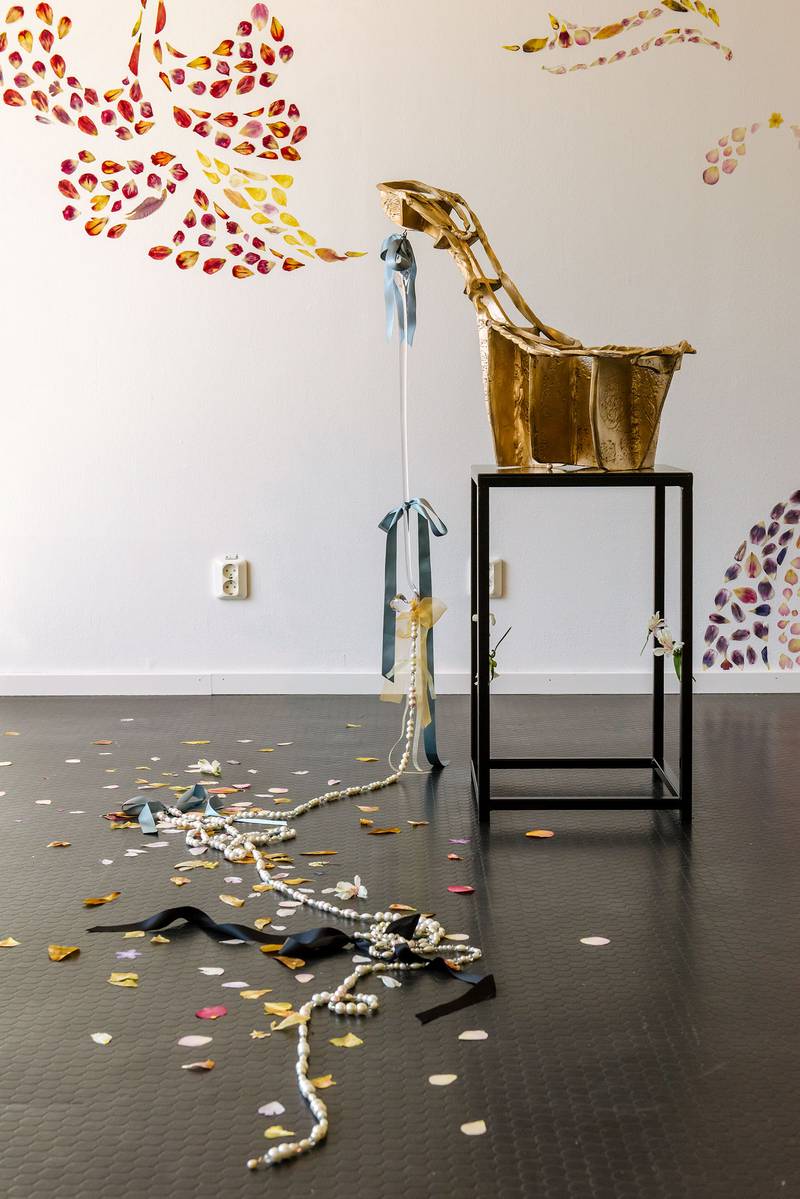 Man Yau, High Heal: Cast bronze, silver, Baroque pearls, mouth-blown glass, silk, glass beads 90 x 73 x 32 cm with a pearl heel extension of 500 cm, 2021. Photo: AnnaCarin Isaksson.