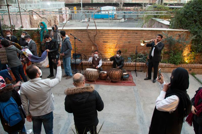While the audience was carrying clothes and lifting it on the hanger, three folk musicians of Naqareh and Korna accompanied the ceremony. These musicians played pieces called Sahar Avazi (normally played in the early mornings after sunrise in the village, during a wedding party) and Jang Nameh, HeleJa (Nomad’s folk music from the Fars province of Iran). ‘An Equivalence of Our Distance' workshop, 2021.